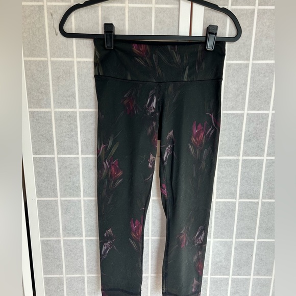 Lulu Lemon capri leggings - Picture 1 of 5